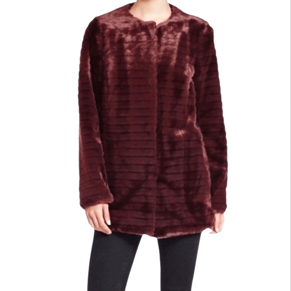 Vince Camuto Quiet Luxury Dark Burgundy Ribbed Faux Fur Jacket Round Neck medium